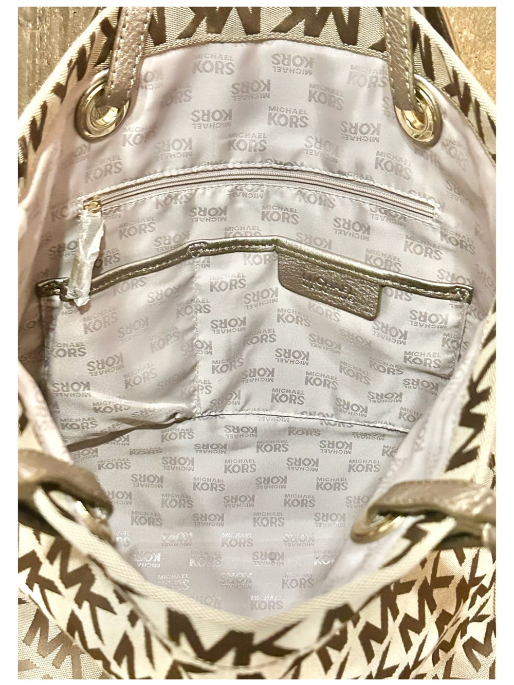 Michael Kors. 4 Piece: Jet Set Signature Tote & Free Wallet, Scarf & Dust Bag. - Picture 11 of 16